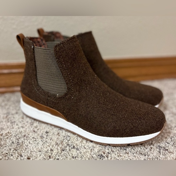 boc Shoes - B.O.C. Kara Women’s Soft Wool Ankle pull on Chelsea boots, Sz 8.5 M